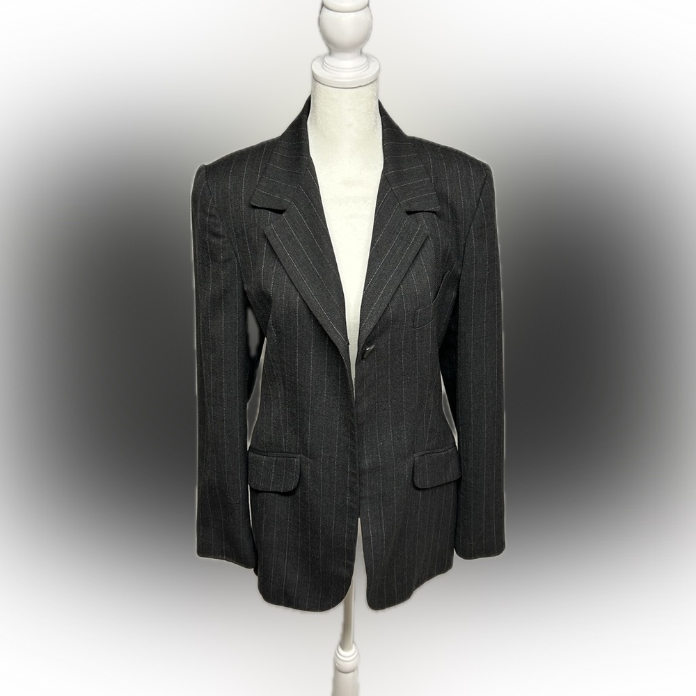 Gray Professional Suit Jacket with Notched Lapels